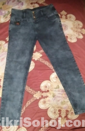 পেন্ট ৩ টি।ব্লেজার ১ টি। টি শার্ট ১ টি।